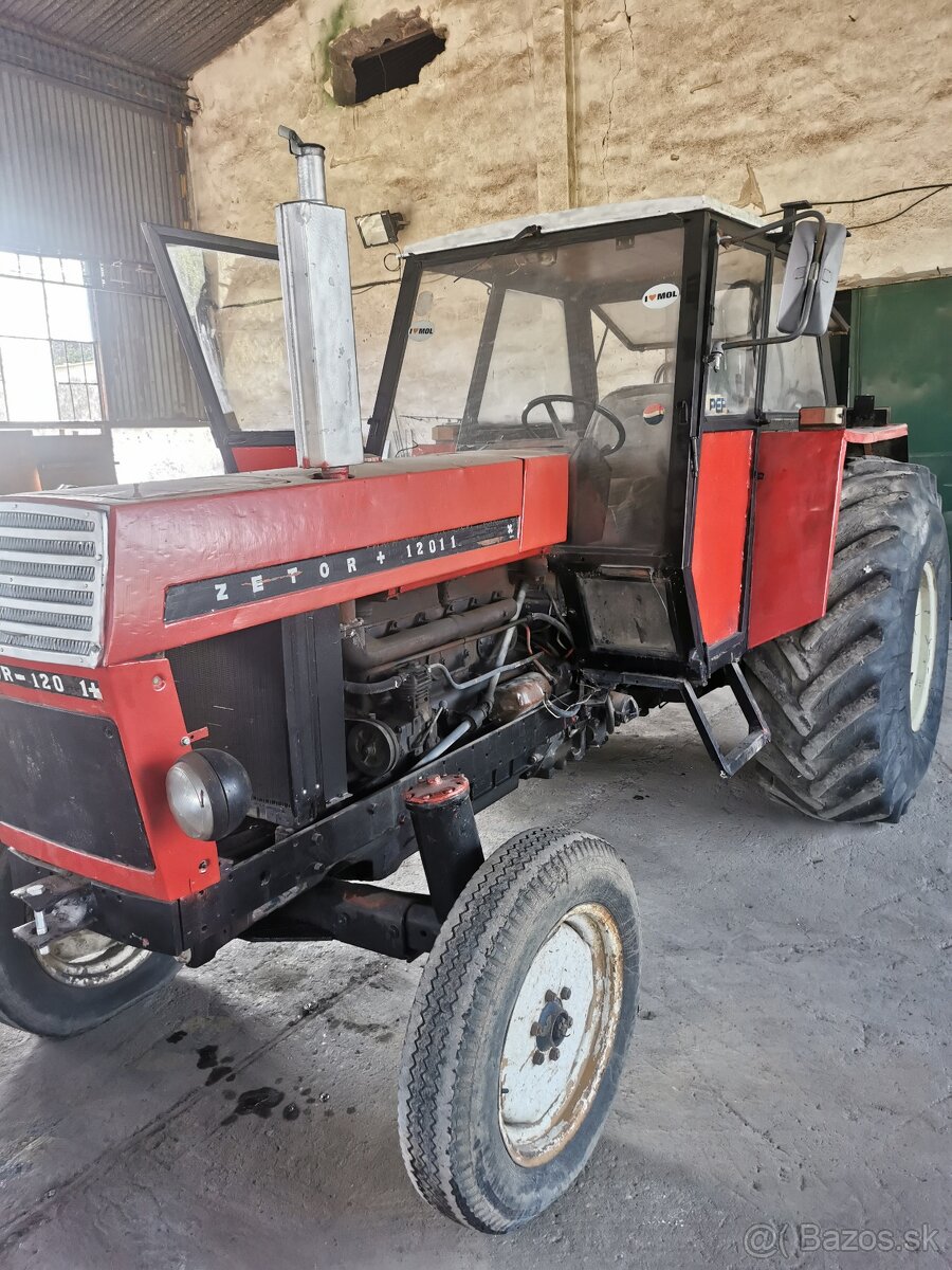 Tri traktory Zetor Crysral