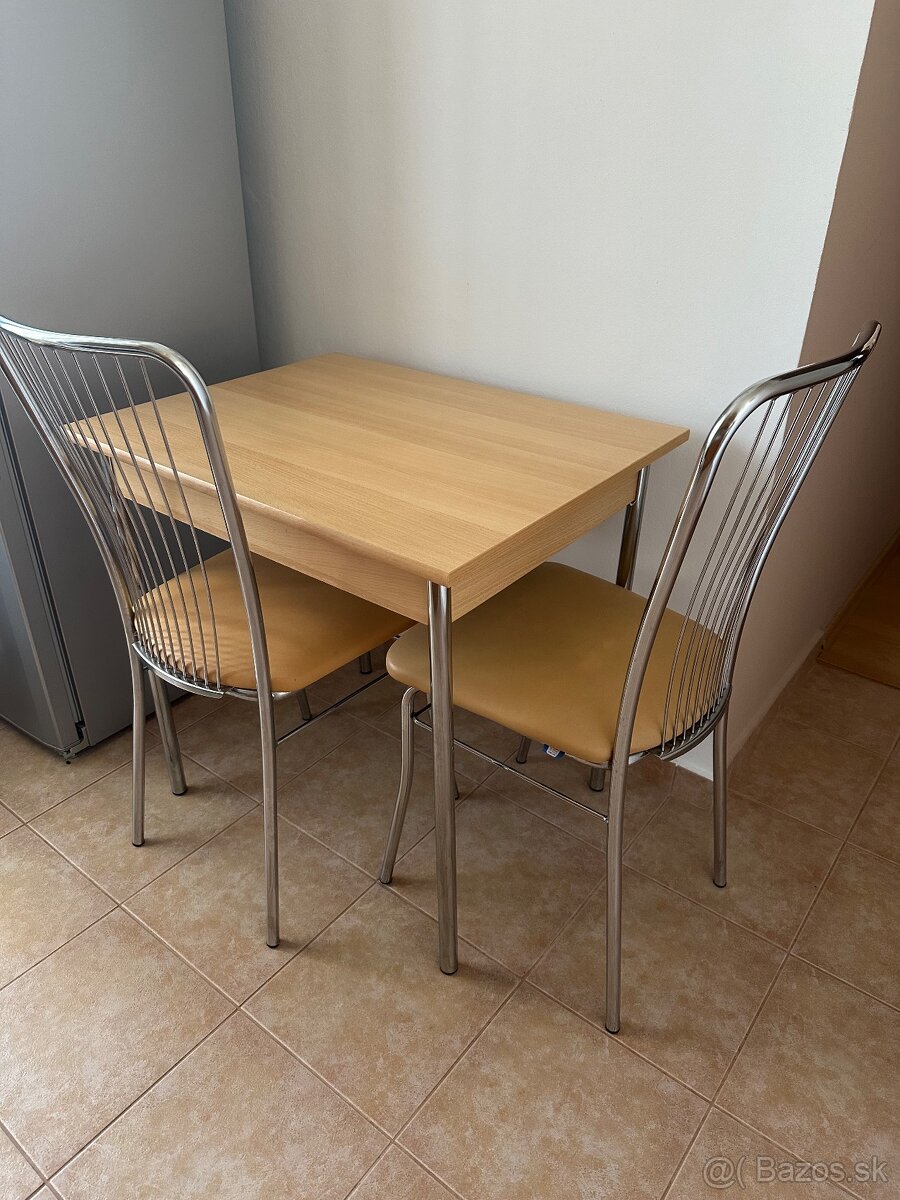 Kuchynský stôl + 2 stoličky