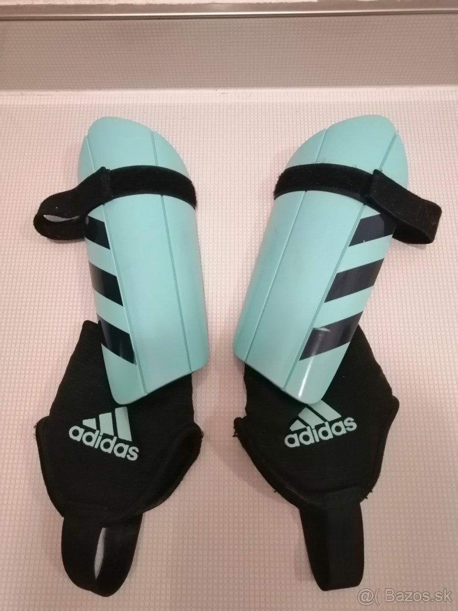 Futbalové chrániče predkolenia Adidas