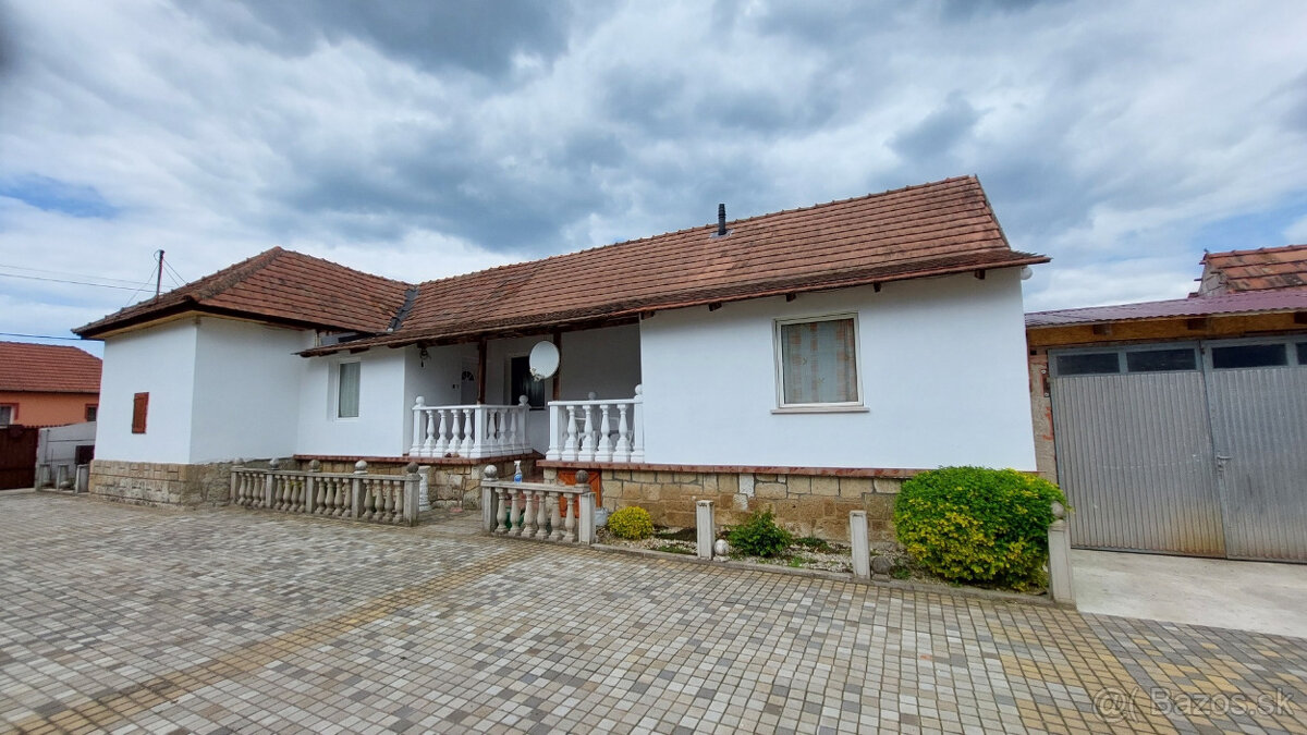 Krásne udržiavaný domček v obci Bodrogkeresztúr, Maďarsko