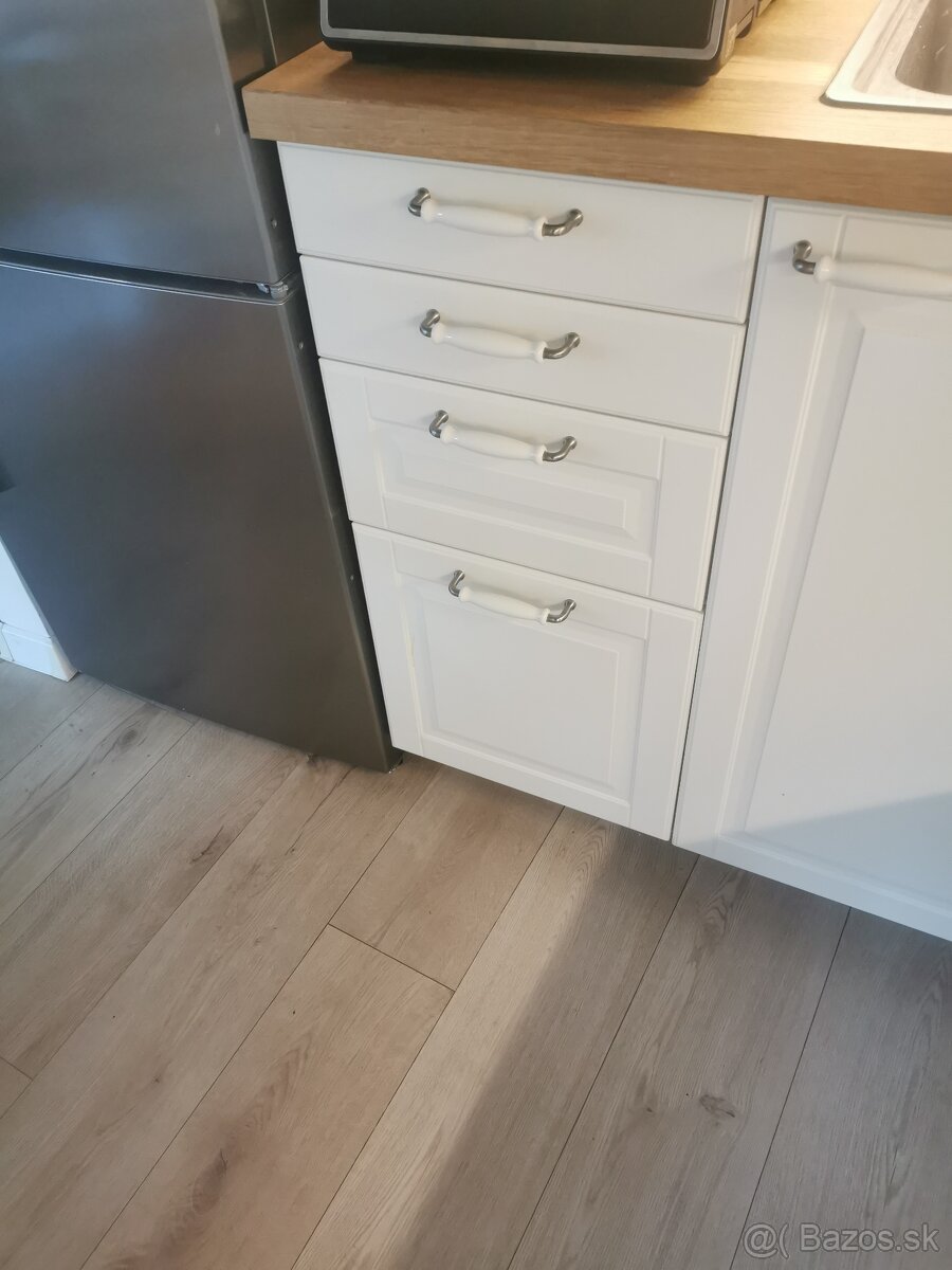 Kuchynská skrinka ikea