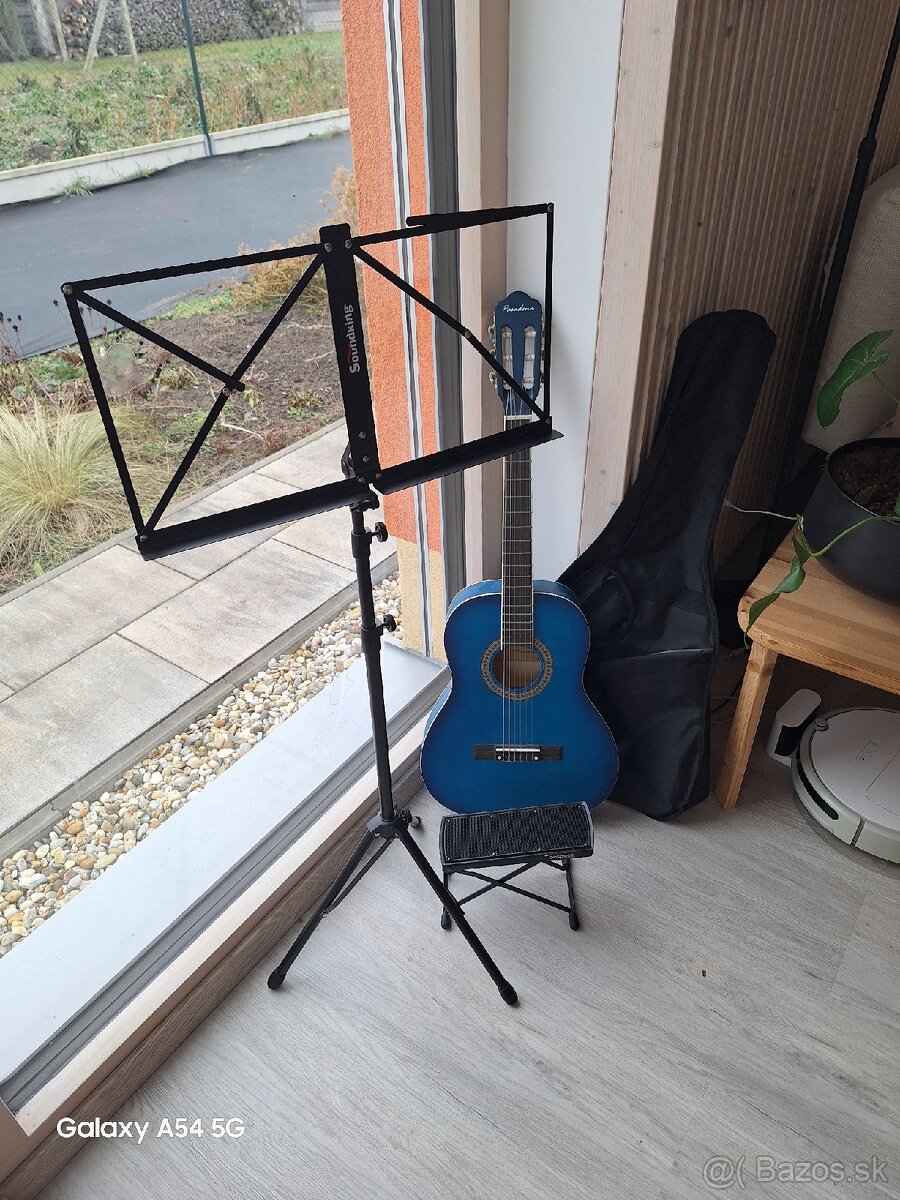 Gitara pre dieťa , Stojan na noty, Podnožka