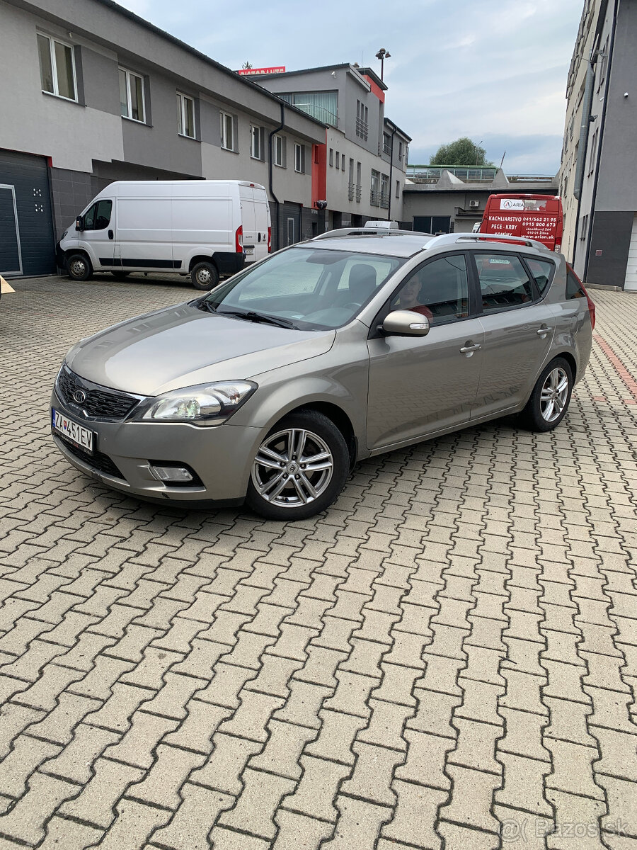 Kia Ceed SW 1.6 CRDI 85Kw manual 6stup.  8/2011