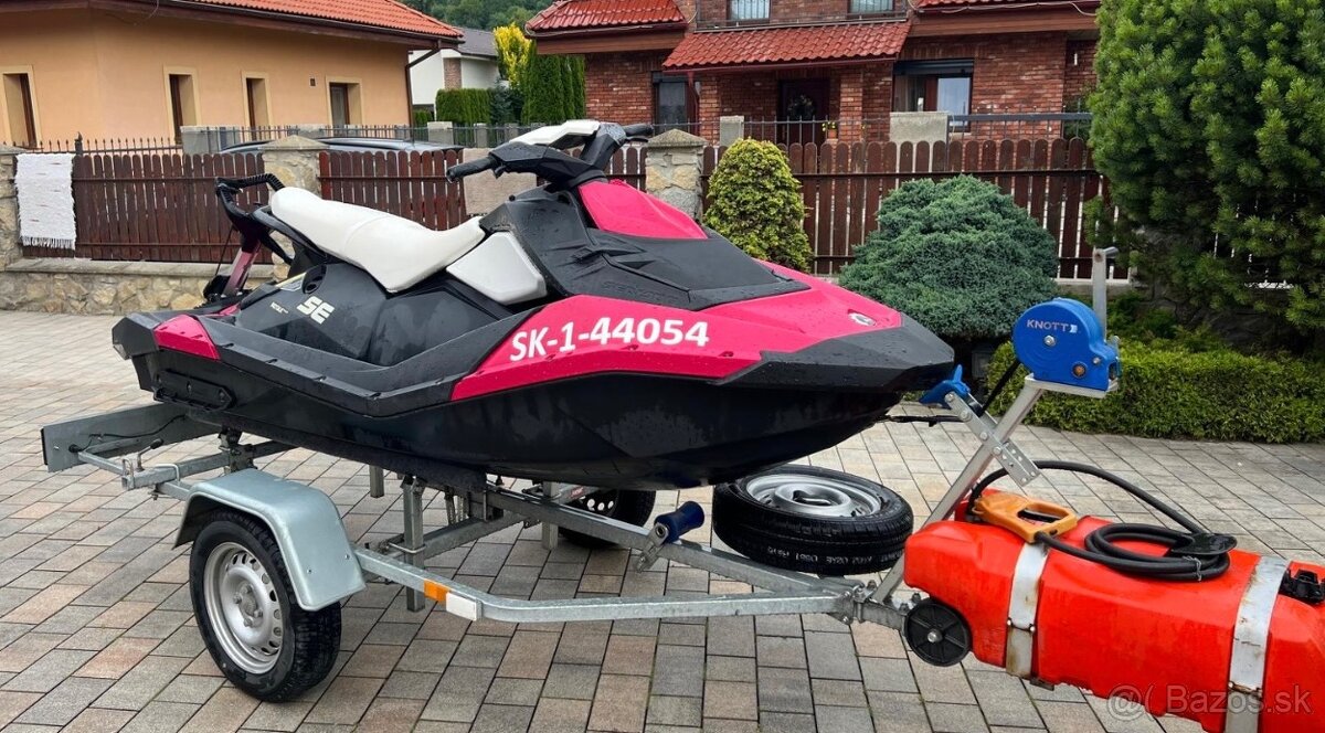 Vodný skúter SEA DOO SPARK 3UP 900 + príves