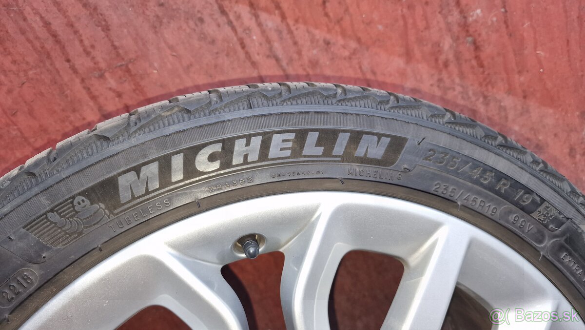 235/45 R19 Michelin zimne