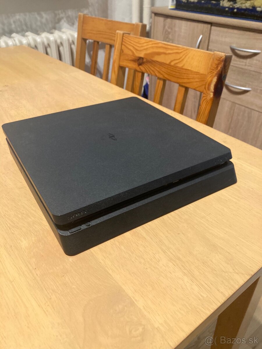 Predám PLAYSTATION 4 Slim version