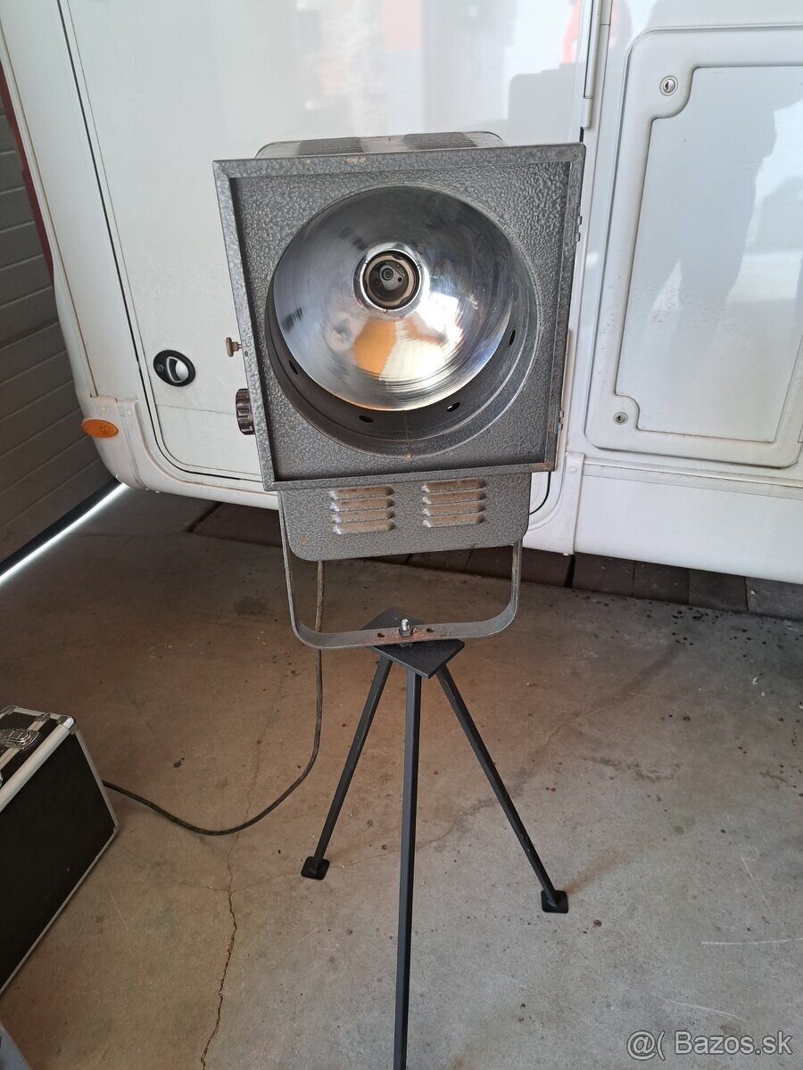 Industrialna retro divadelna lampa s trojnozkou priemyselna