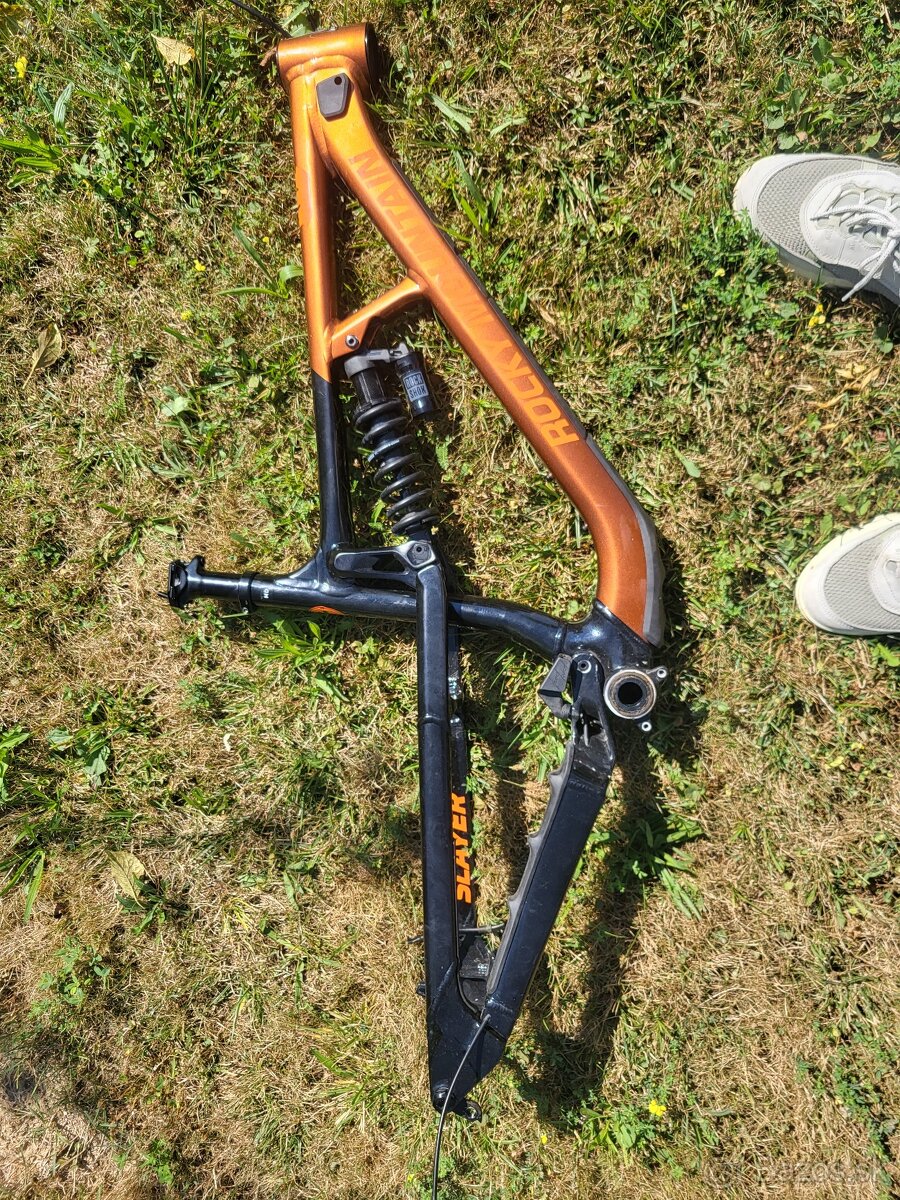 Celoodpružený bicykel Rocky Mountain Slayer