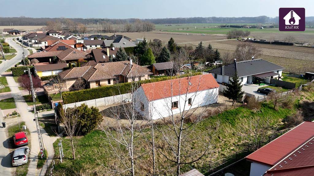 Nová cena. Malebný domček na priestrannom pozemku.Rajka