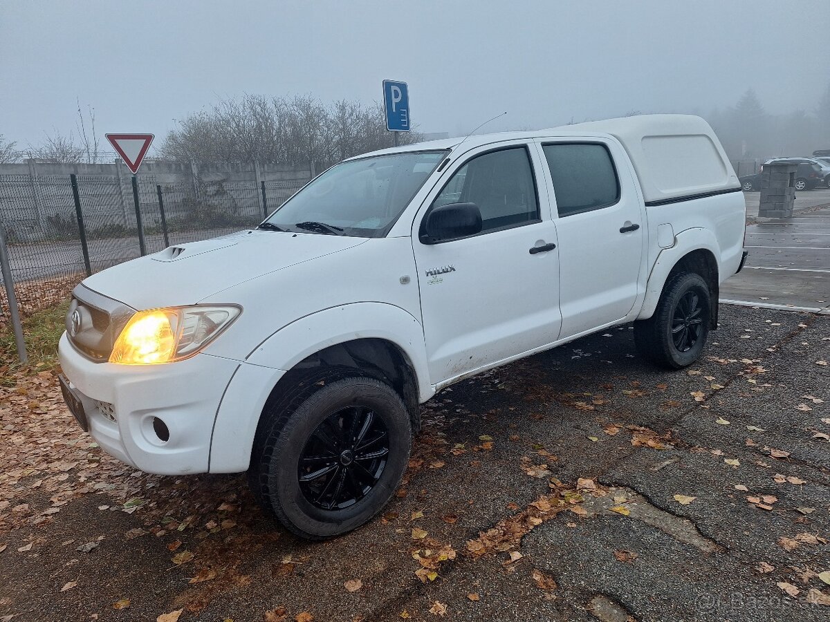 TOYOTA HILUX 2,5 DIESEL 4X4 KLÍMA UZÁVIERKA