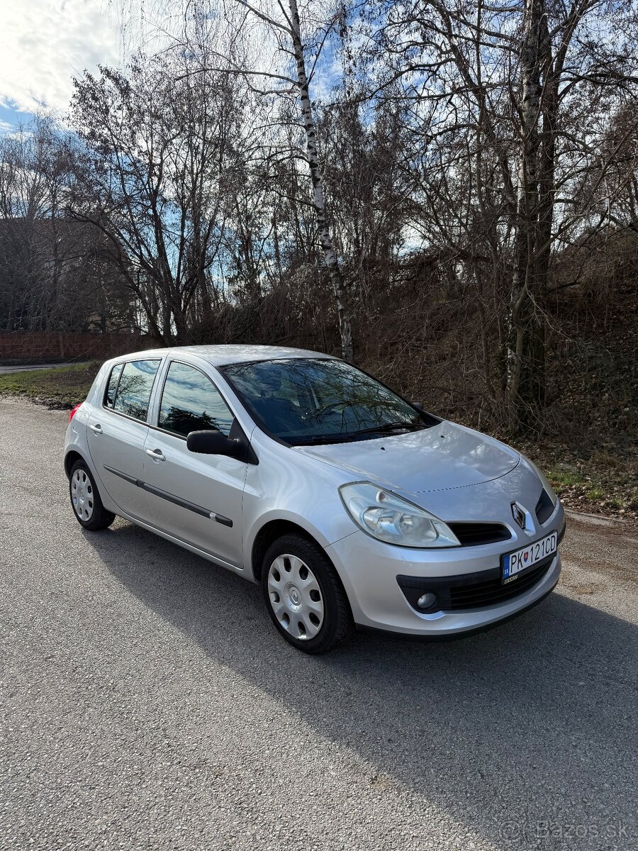 Predam pekný zachovali Renault clio 1.2 benzín som 1 majiteľ