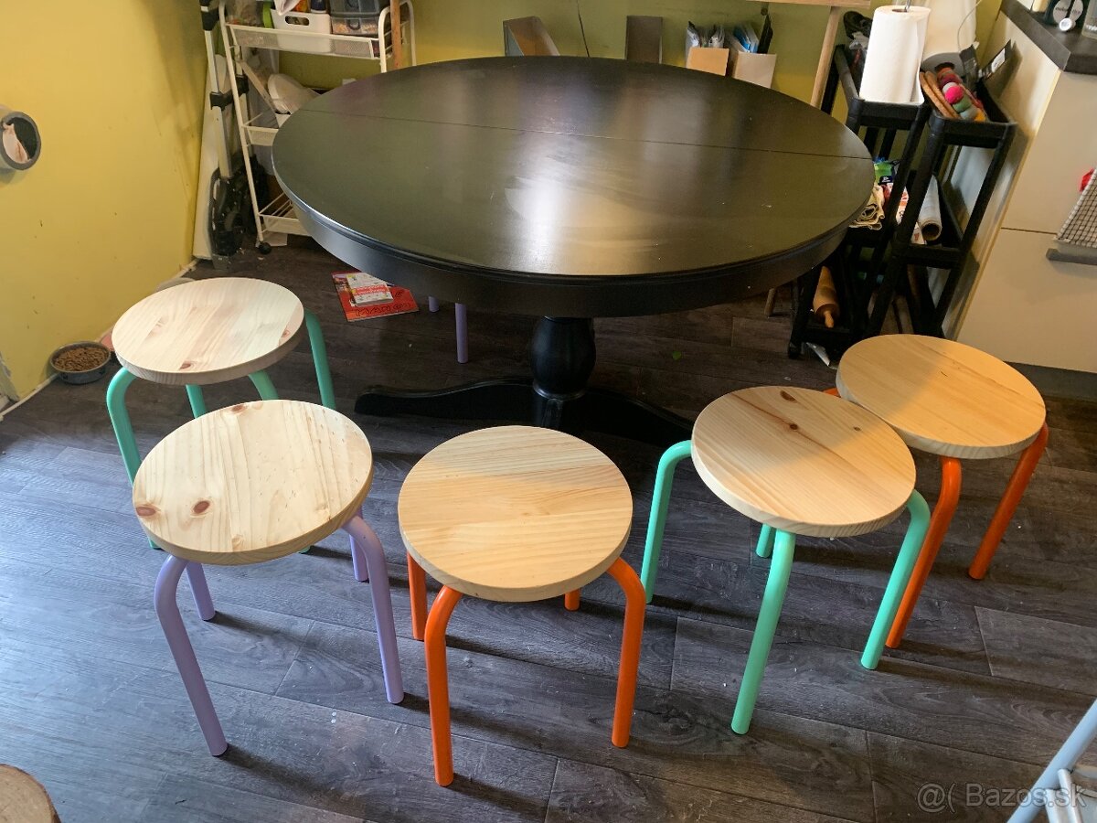 Kuchynský stôl so stoličkami Ikea