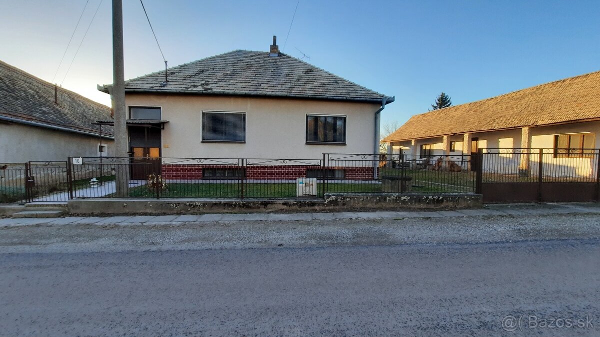 2 Budovy - Rodinný dom, garáž, veľký pozemok 2500 m2