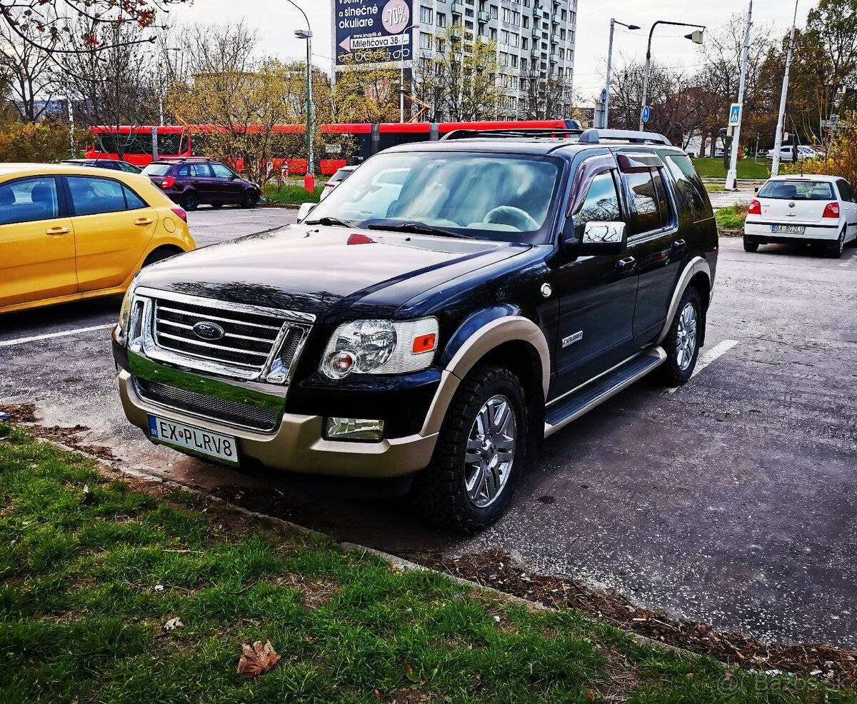 Ford Explorer V8 benzín 4x4 7-miest koža camper