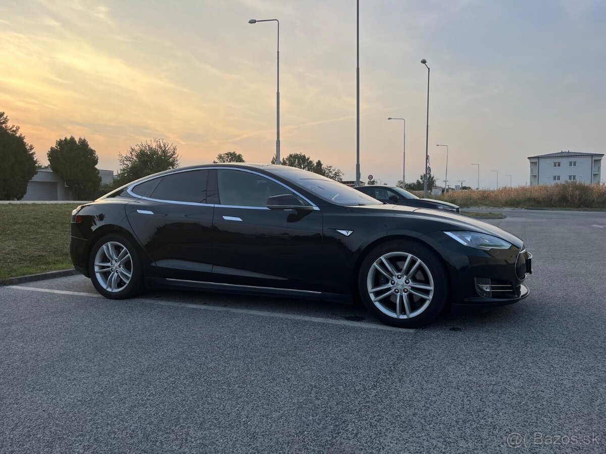 Tesla S