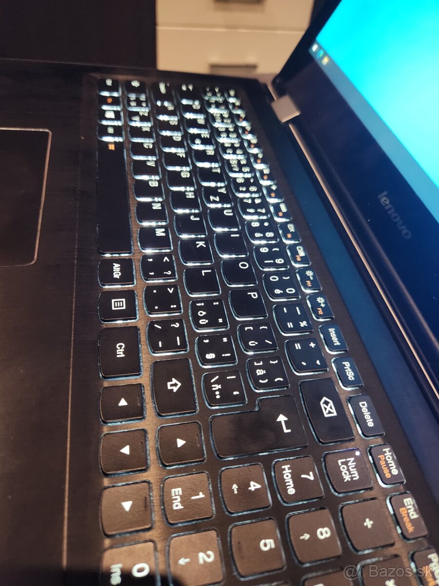 Dotykovy notebook Lenovo 300e