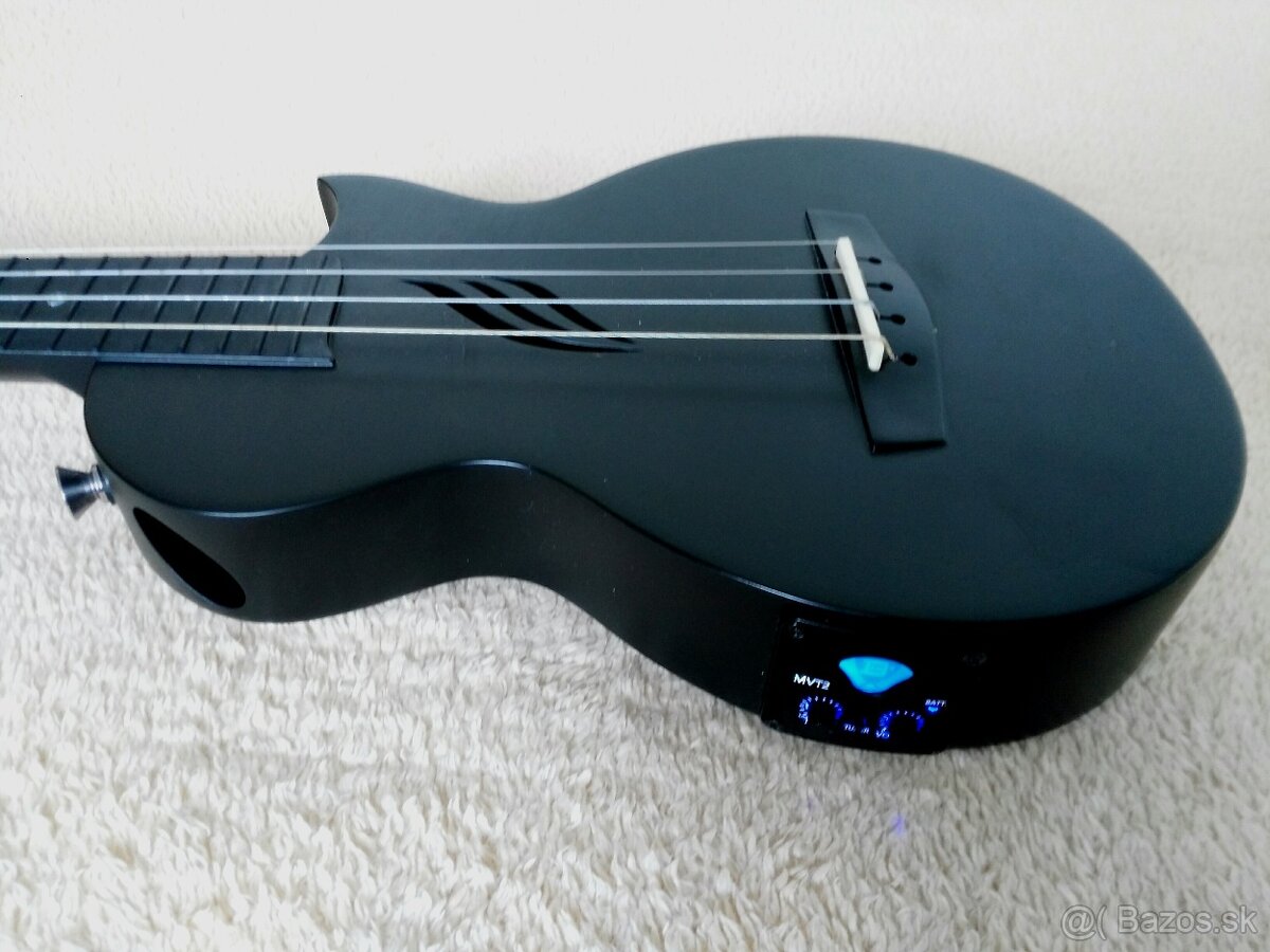 Predam koncertne ukulele Cascha Carbon Fibre.