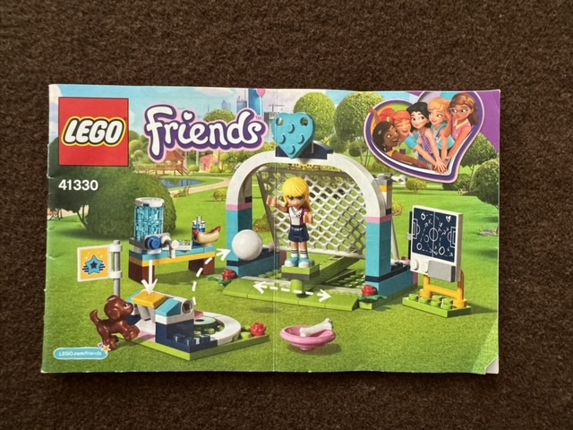 41330 LEGO FRIENDS - Stephanie a jej futbalový tréning