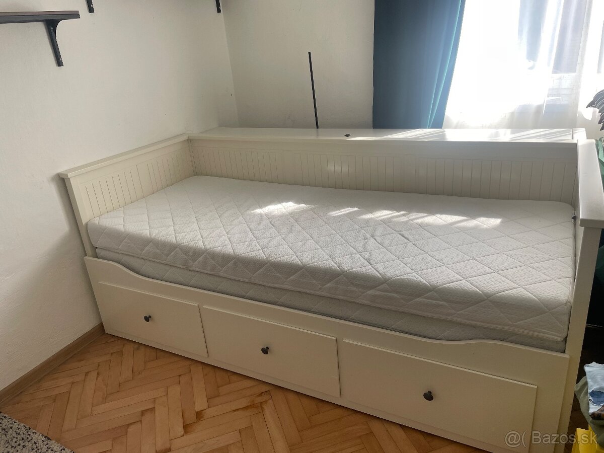 Hemnes postel + úložný diel na matrac