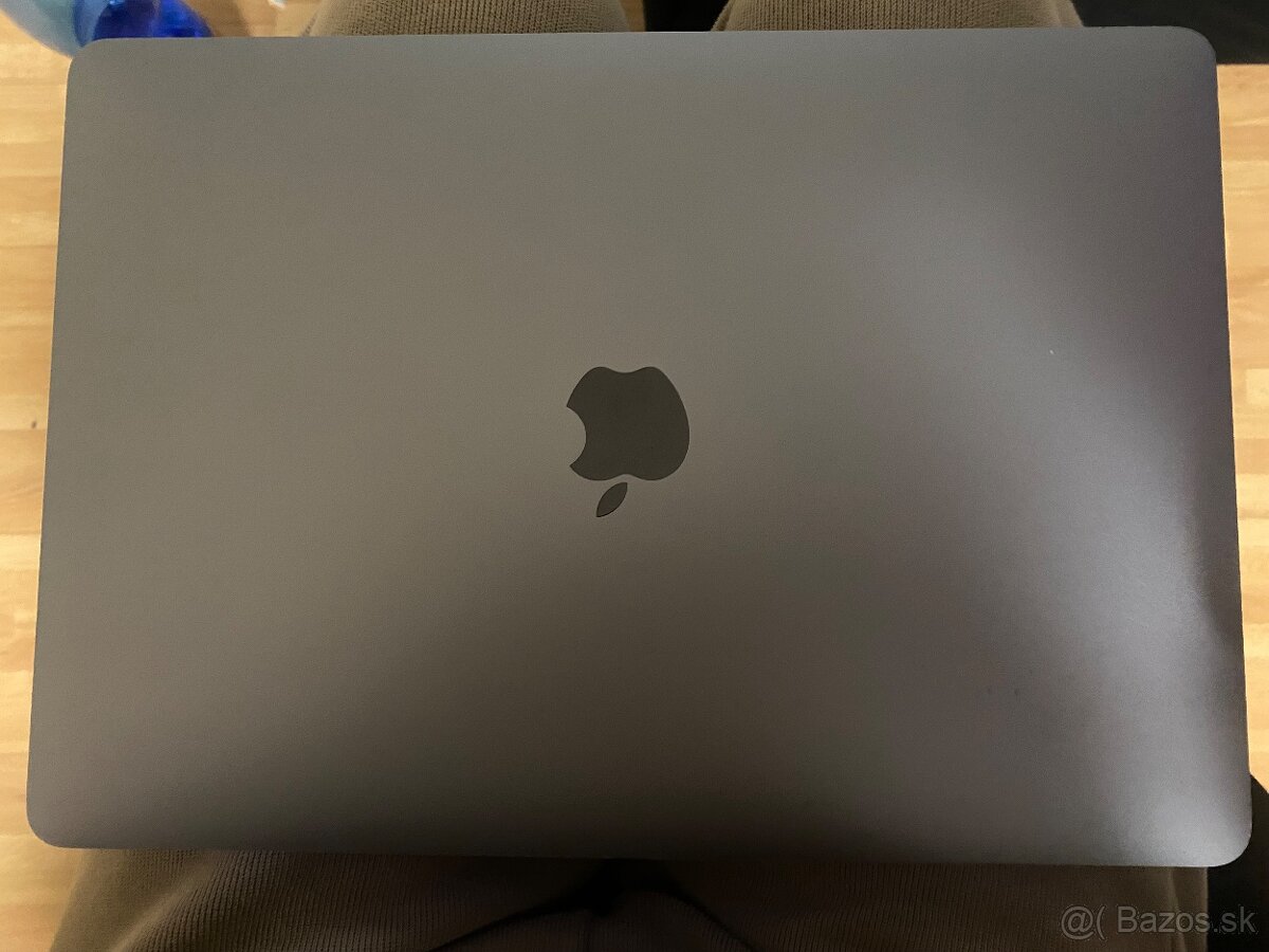 MAC BOOK PRO 13-inch, 2020 Two Thunderbolt 3 ports