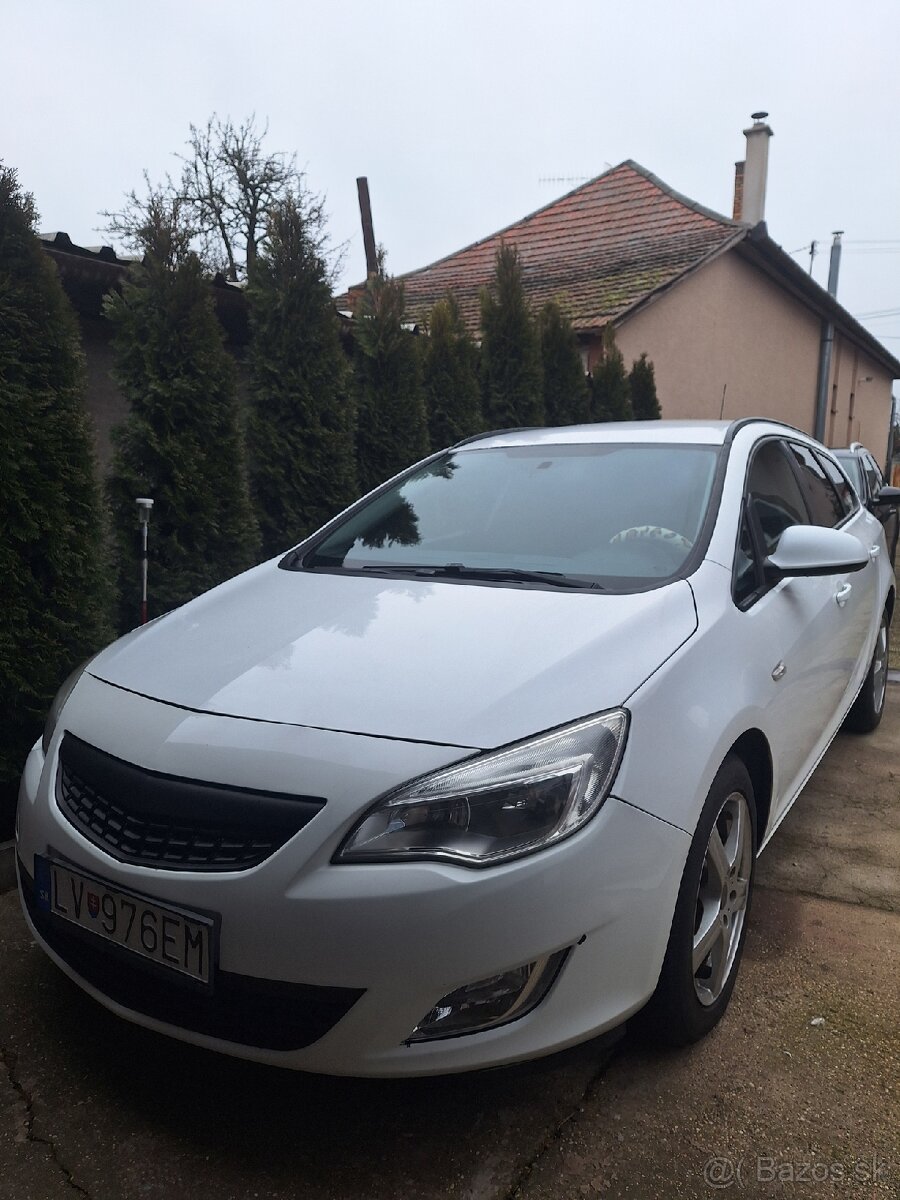 Opel Astra J sports tourer 1,7 Cdti 81kW r2011