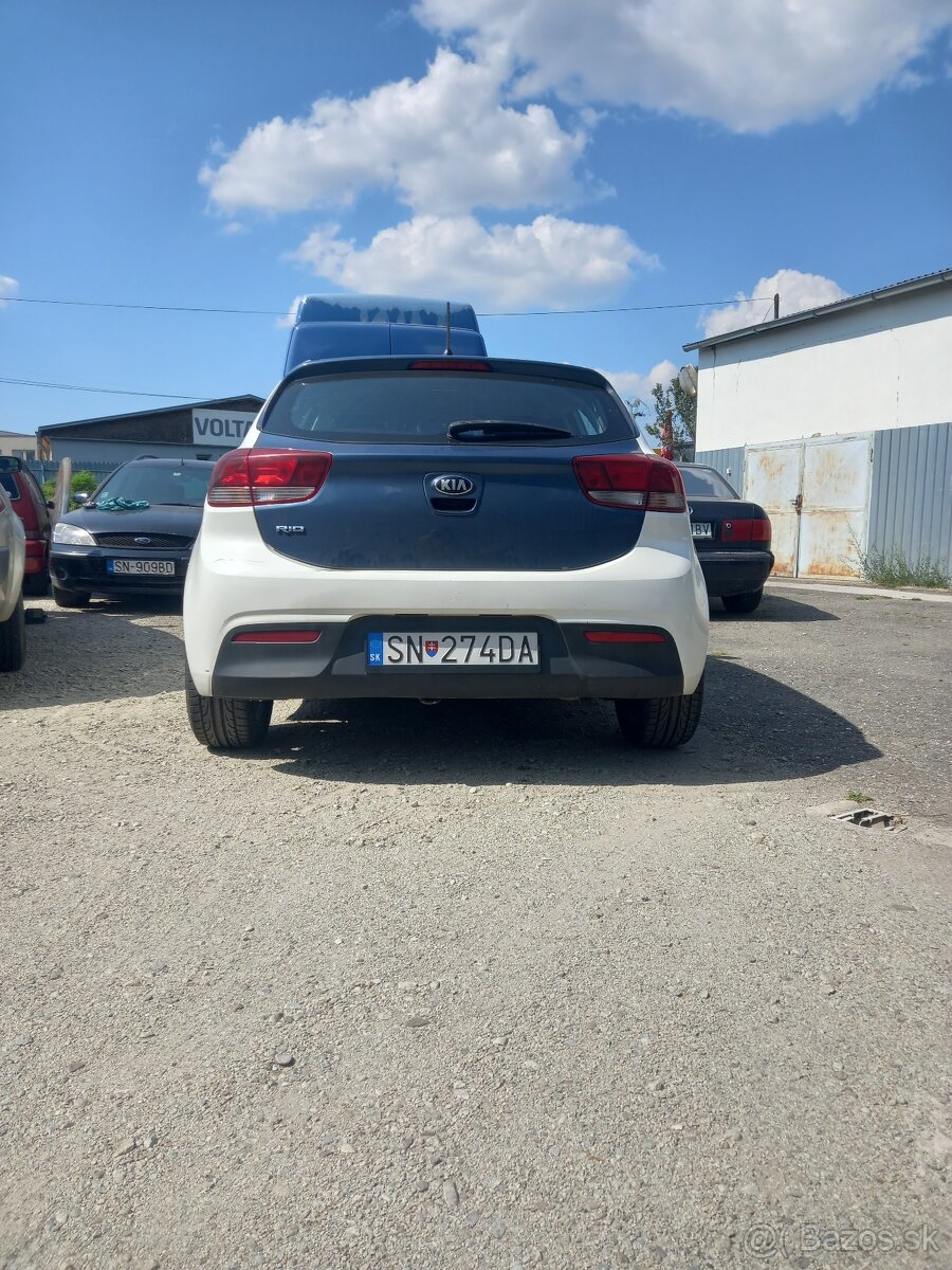 Kia rio.