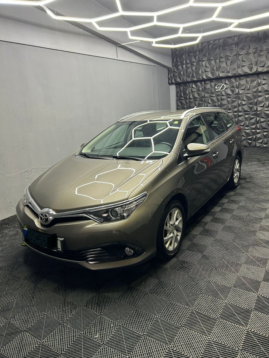 TOYOTA  AURIS TOURING SPORTS  1,6 benzín