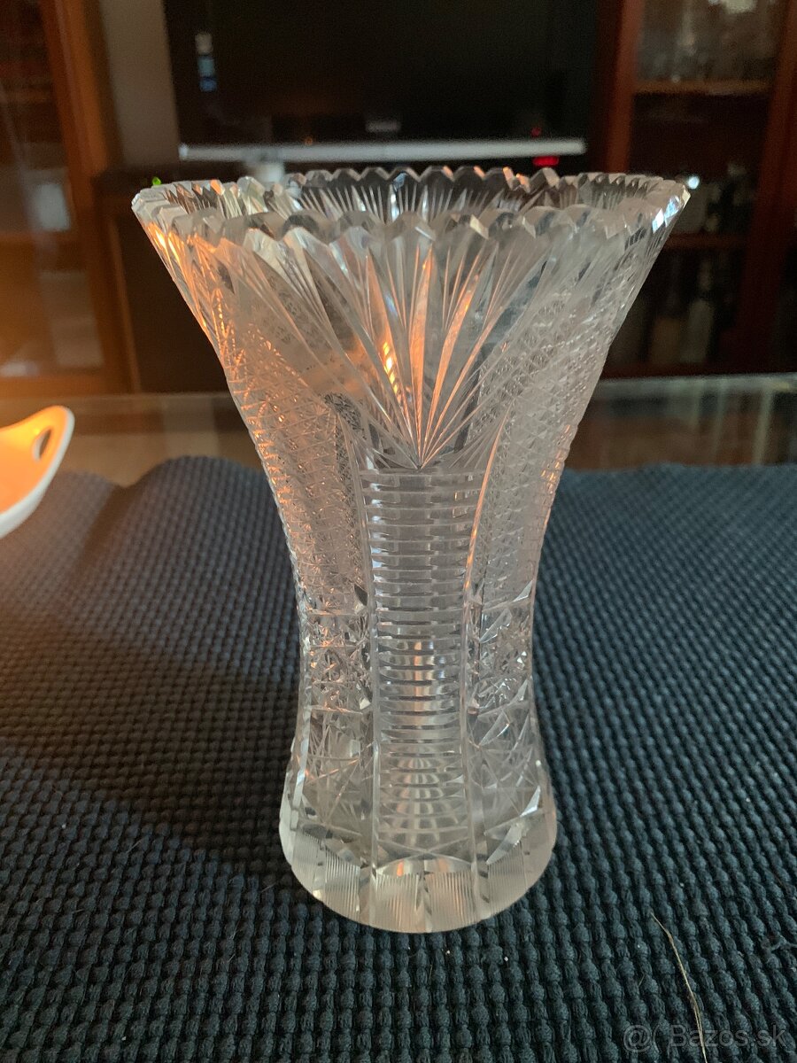 Váza z brúseného skla