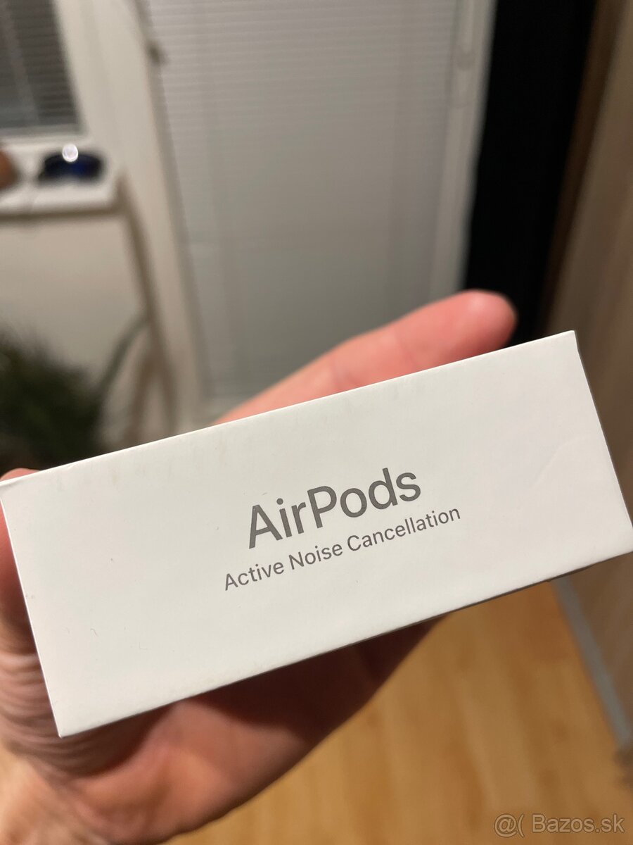 Apple AirPods 4 s aktívnym potlačovaním hluku