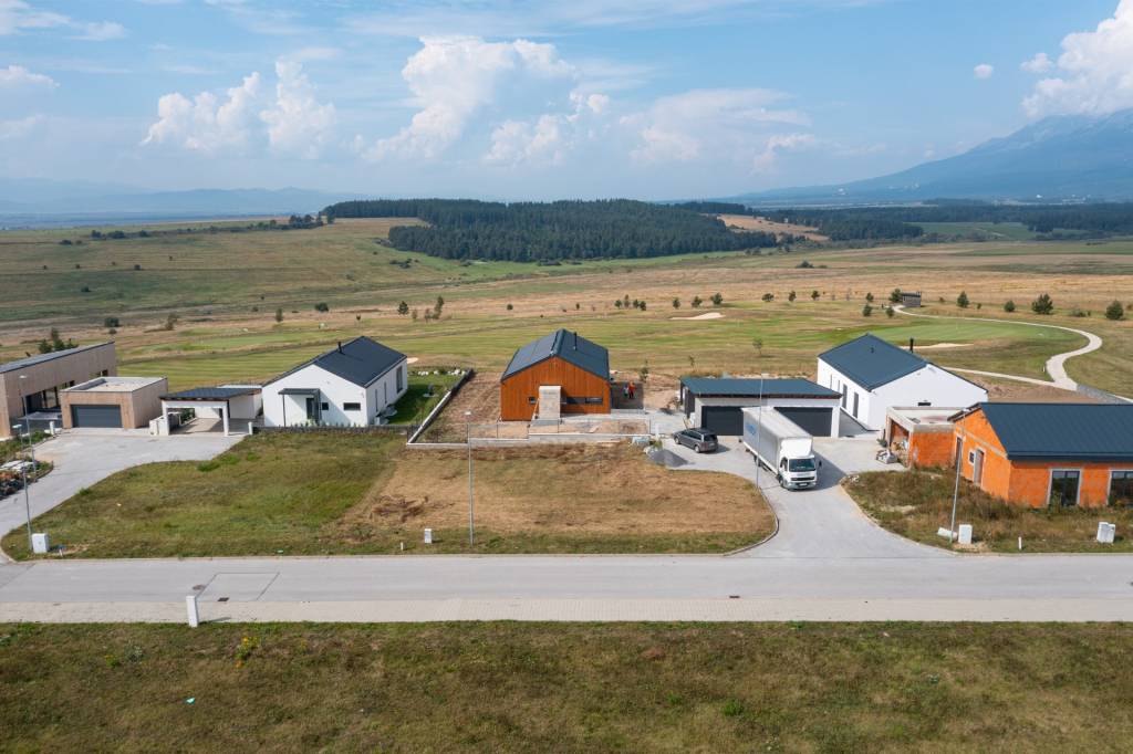 STAVEBNÝ-POZEMOK NA GOLFOVOM IHRISKU, MALÝ SLAVKOV