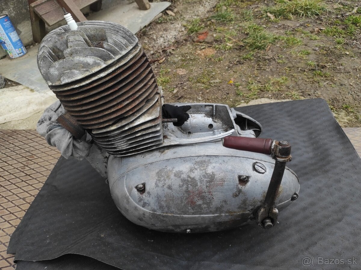 Motor Jawa Pérak 250