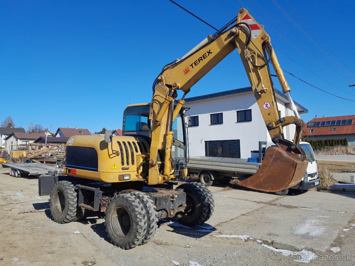 Otočný kolesový báger TEREX tw85