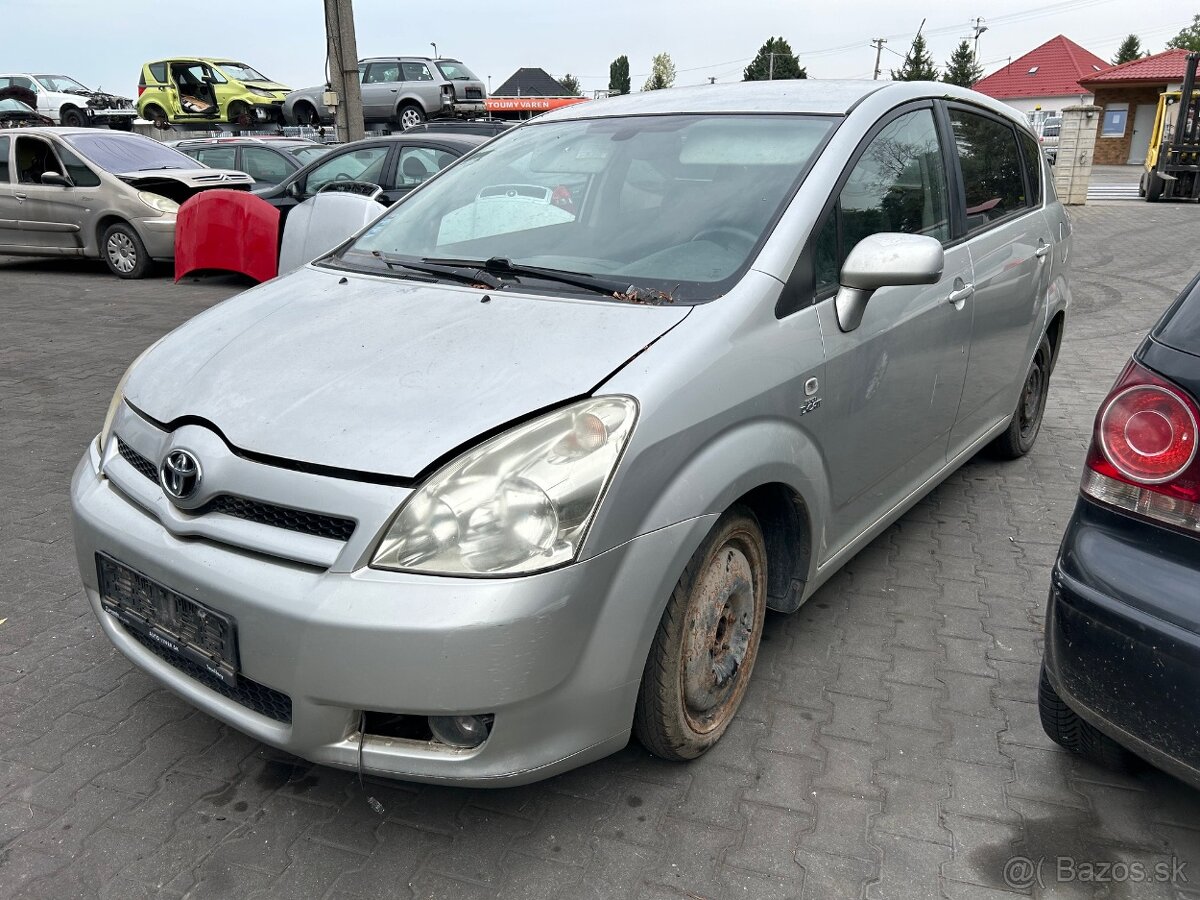 Lacno rozpredám Toyota Corolla Verso 2004-2010 na náhradné d