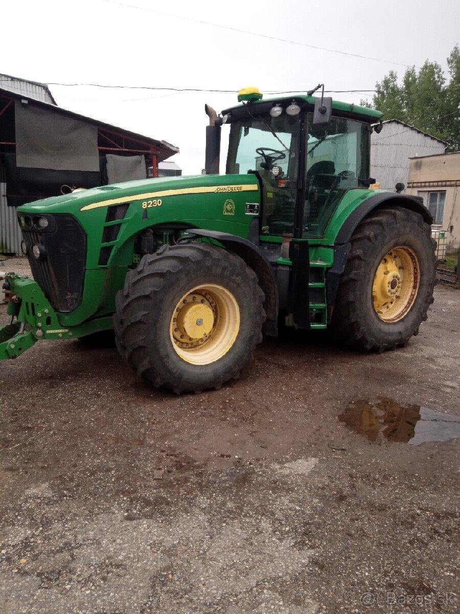 John Deere 8230