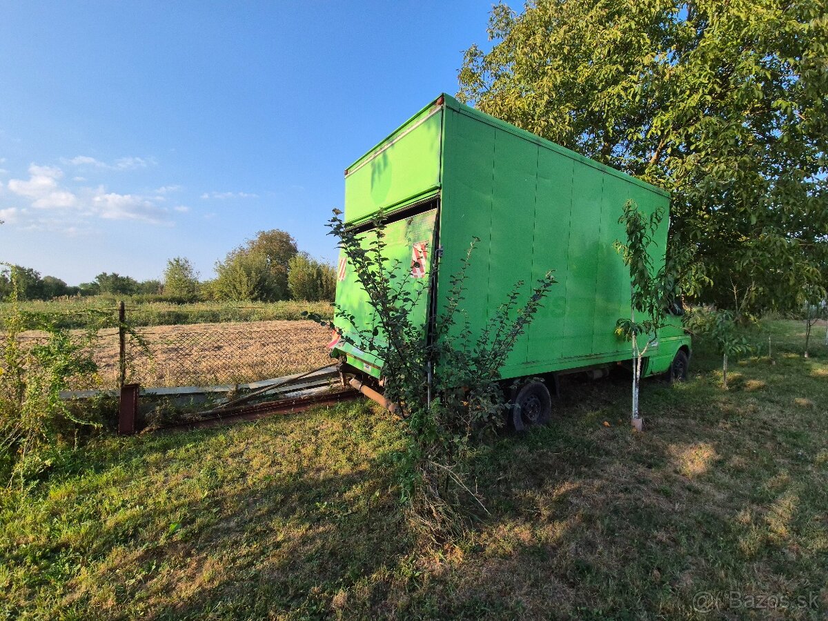 Dodavka s hydraulickym čelom(vešiakova skriňa)