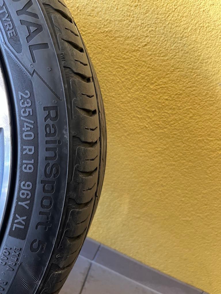 UNIROYAL RAINSPORT 235/40 R19 96Y XL.