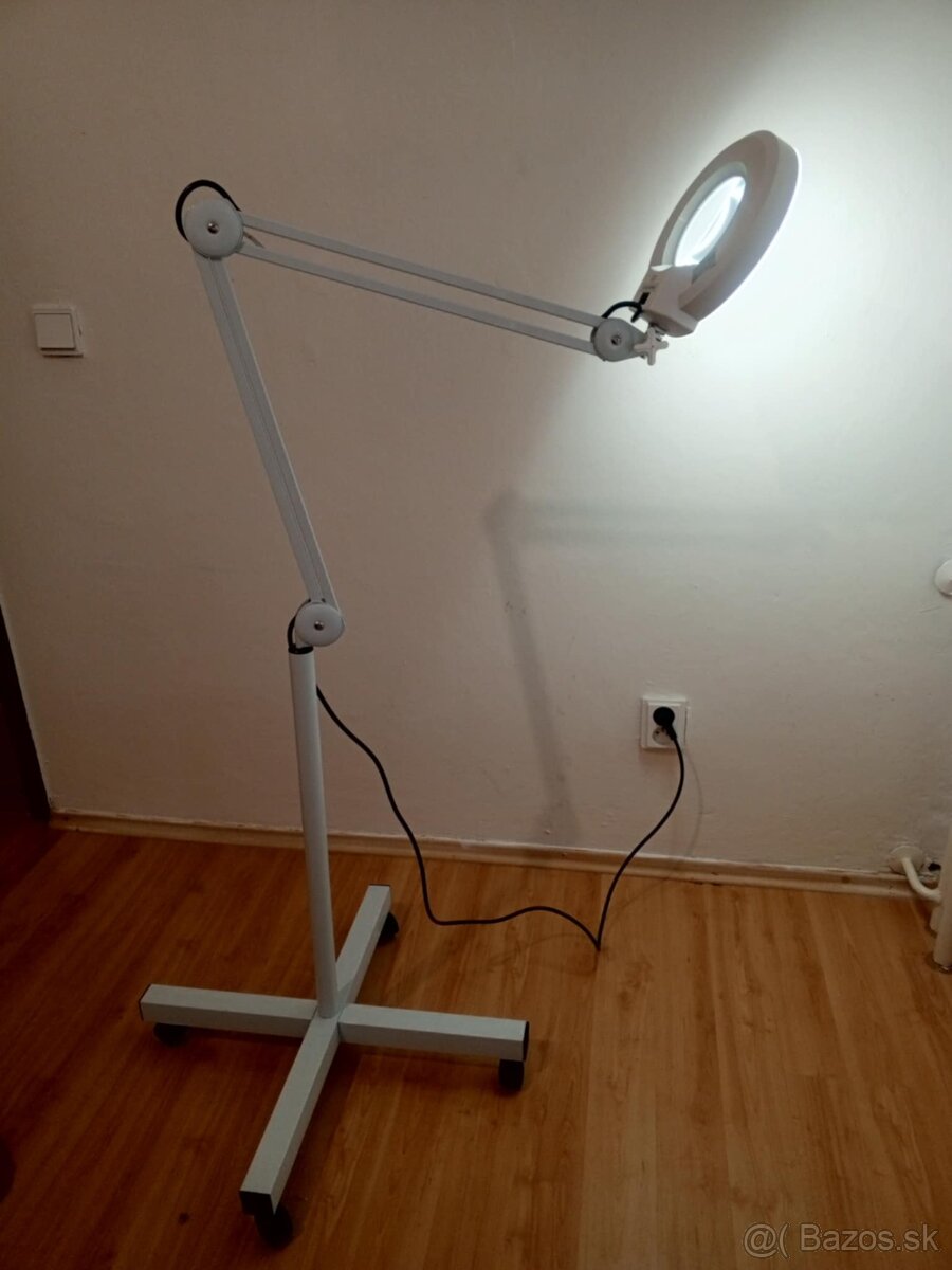 Kozmetická lampa s lupou