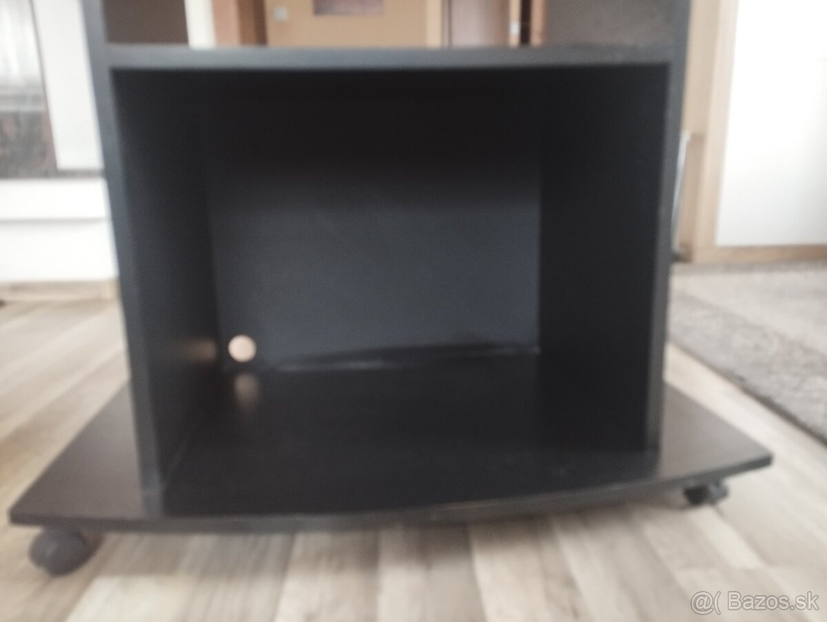 Stolík pod tv