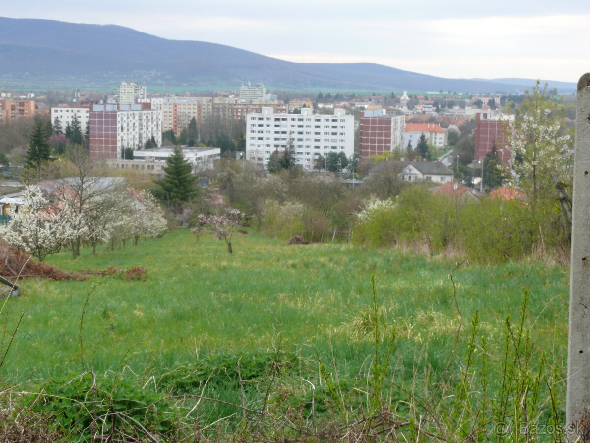 pozemok s krasnym výhladom na mesto