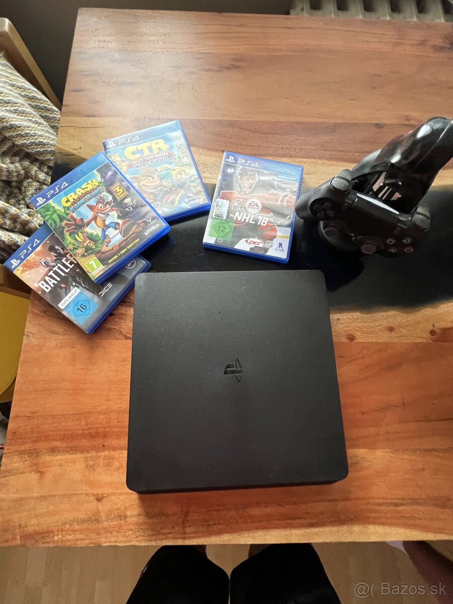 Playstation 4 + 5 hier + stojan na ovládač