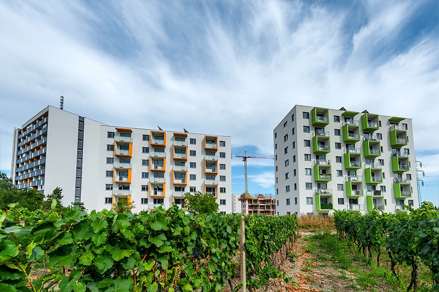 NA PREDAJ 2izb.BYT S BALKÓNOM A VÝHĽADOM NA VINOHRADY,