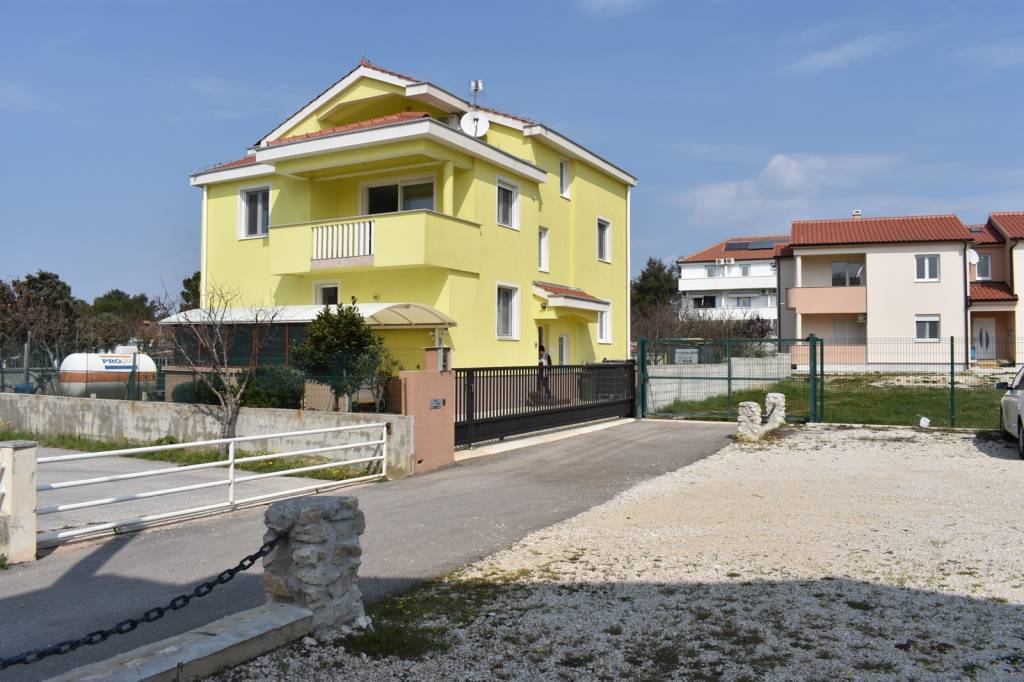 CHORVÁTSKO - Apartmánový dom s troma apartmánmi - VRSI, Zada