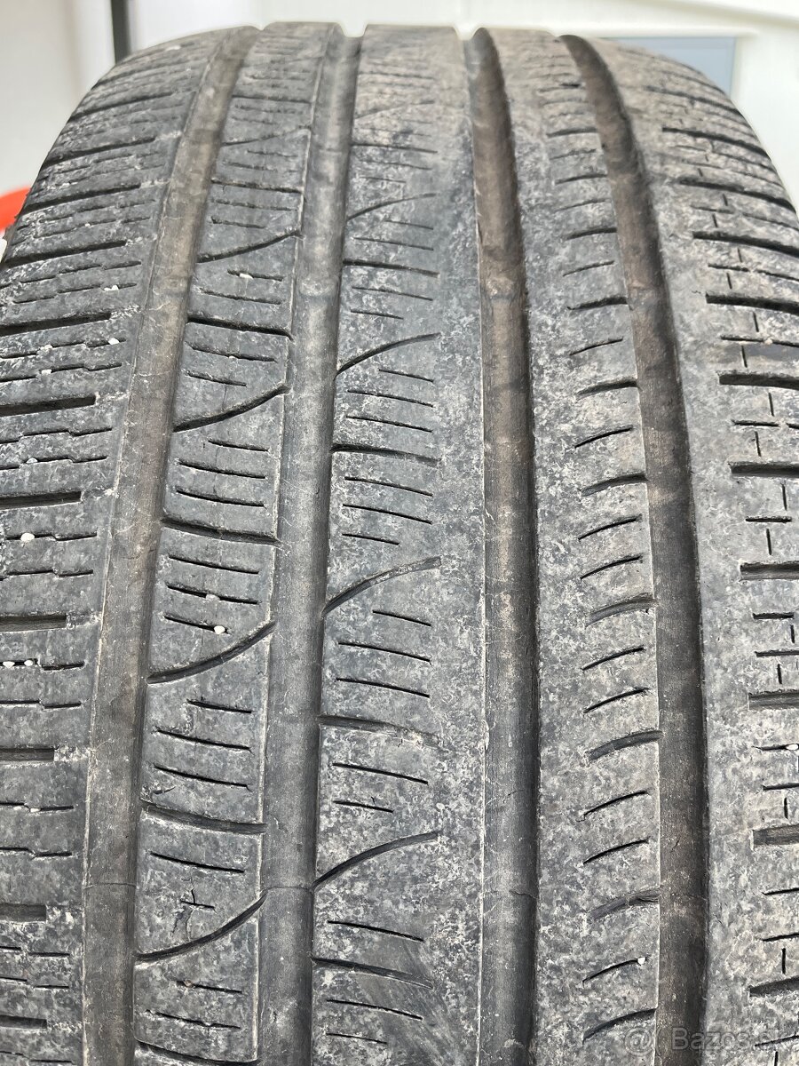 275/45R21 110w