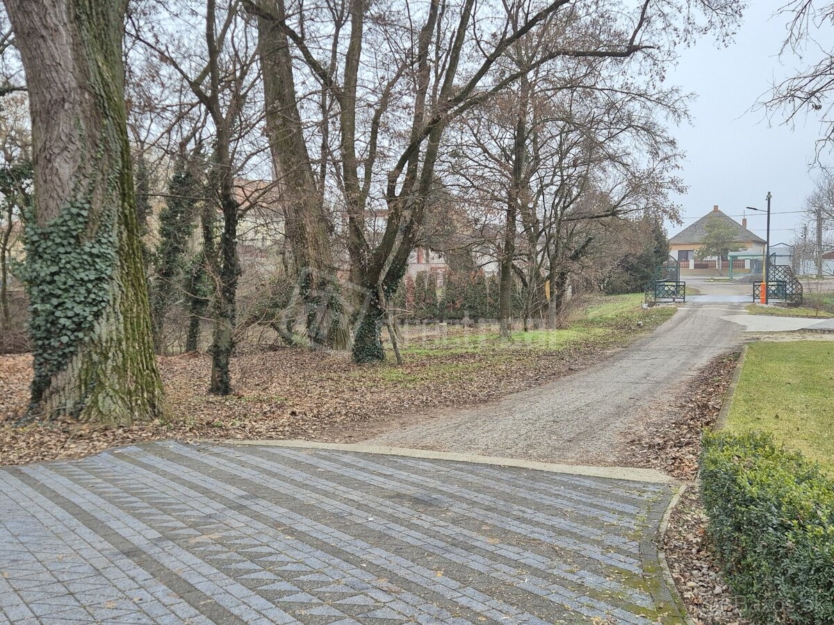 Lukratívny stavebný pozemok v parku pri potoku, nádher…