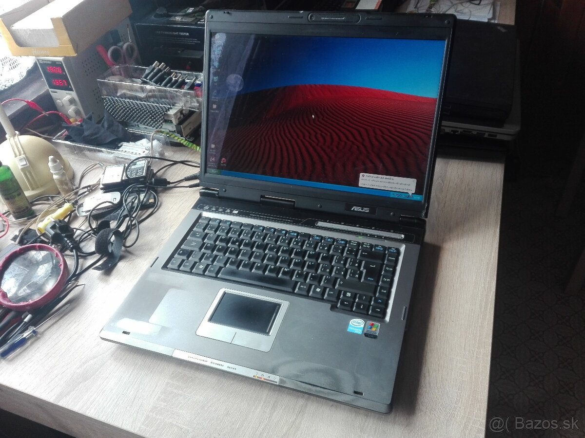 Asus Intel. 15,4". ATI Radeon. LPT port/konektor.