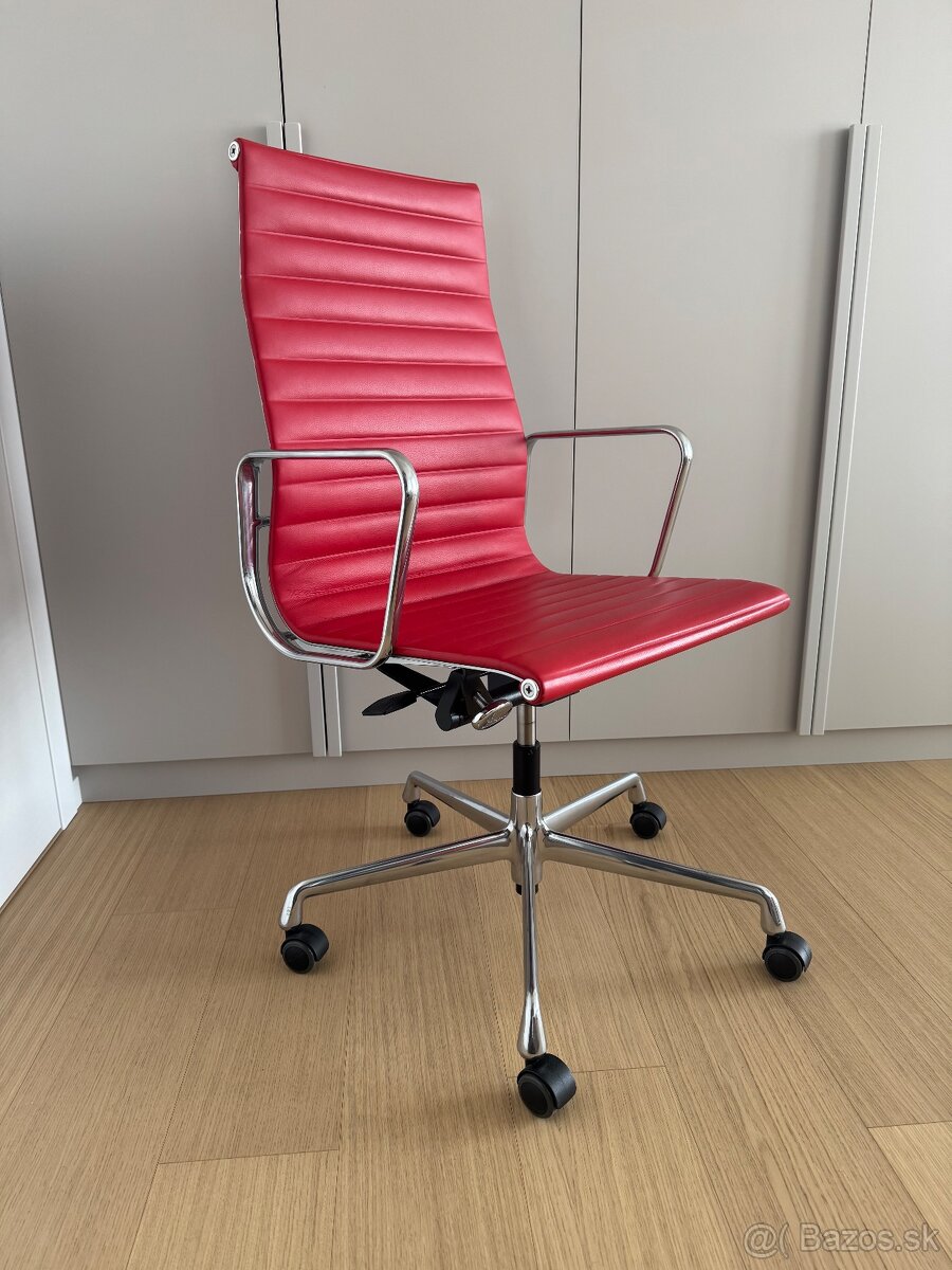 Kancelarska stolicka Vitra Aluminium EA 119 - cervena