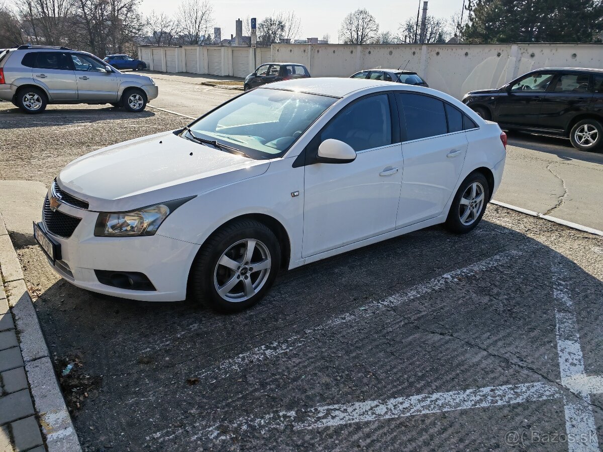 Predám Chevrolet Cruze sedan.