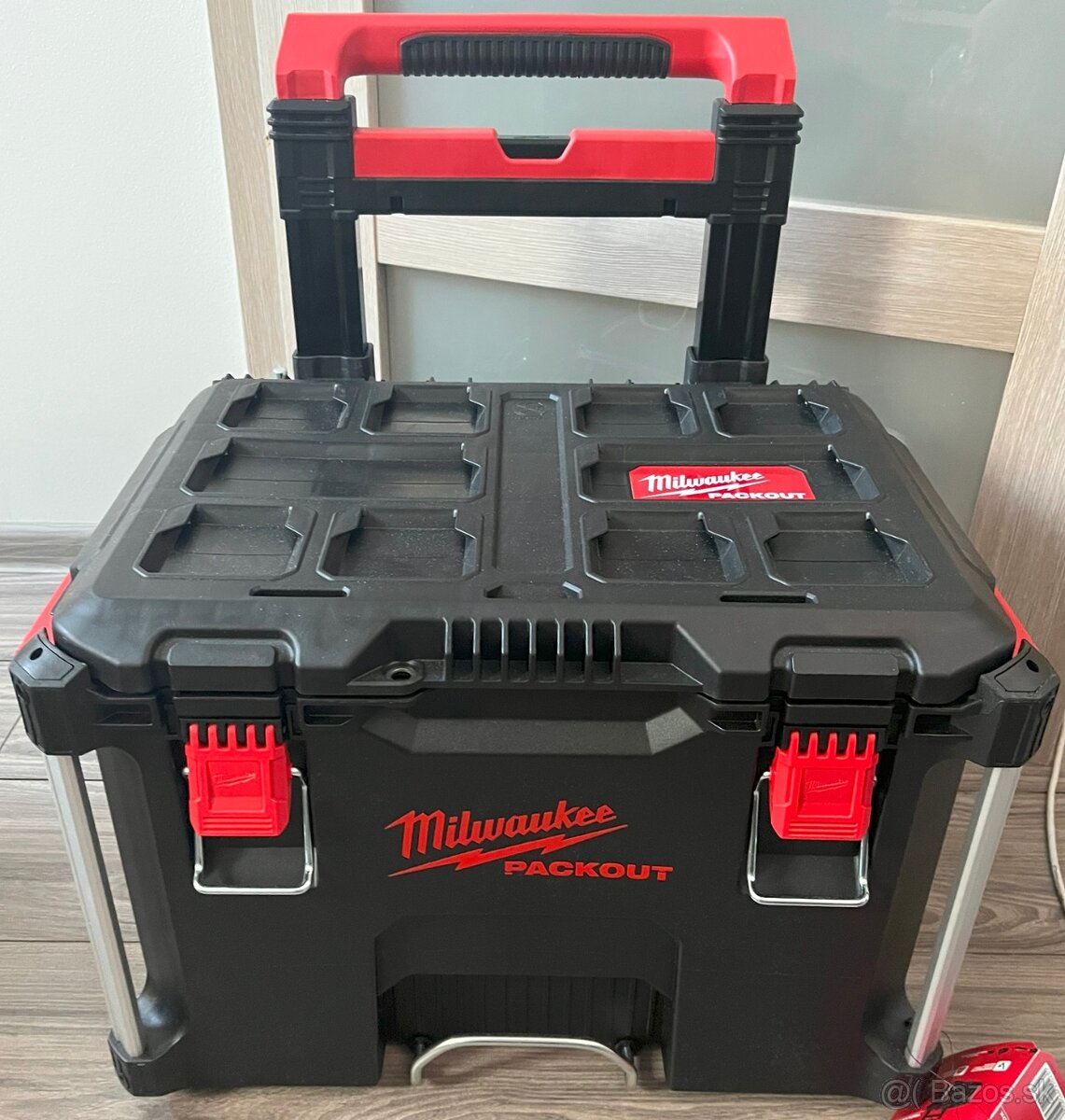 Milwaukee packout pojazdný box na náradie