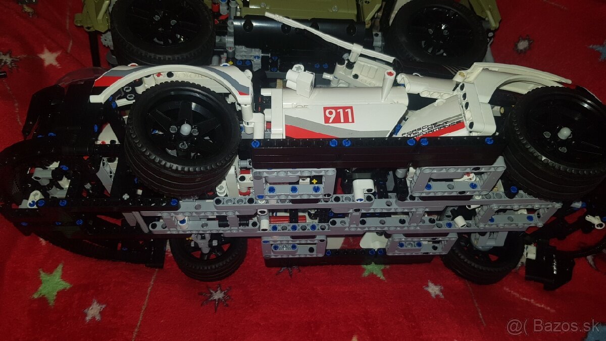 ponúkam skladačky Land Rover Porsche 911 lego?