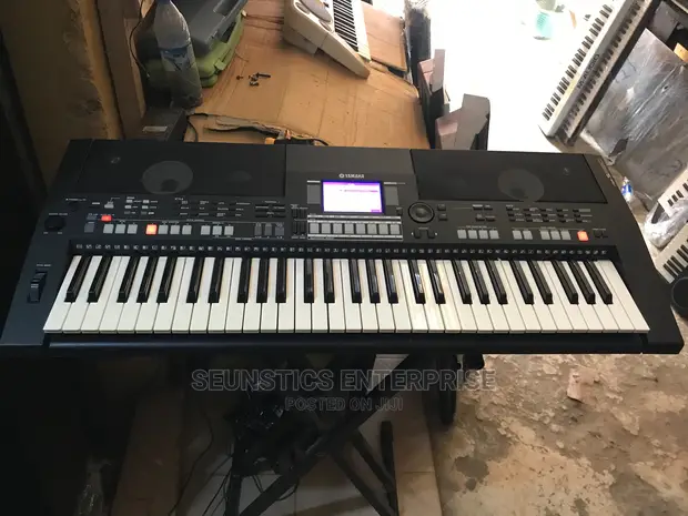 Yamaha psr s550